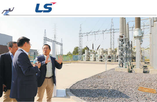 구자열 LS그룹 회장(왼쪽 세번째)이 지난 5월 제주 초전도센터와 초고압 직류 송전(HVDC) 스마트센터를 방문해 현장경영을 펼치고 있는 모습.  LS그룹 제공